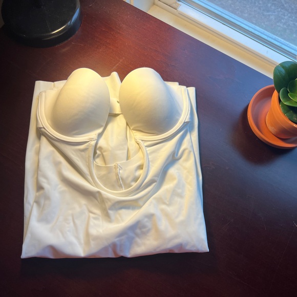 SKIMS💋 Deep Plunge Mid-Thigh White Bodysuit - Picture 6 of 9